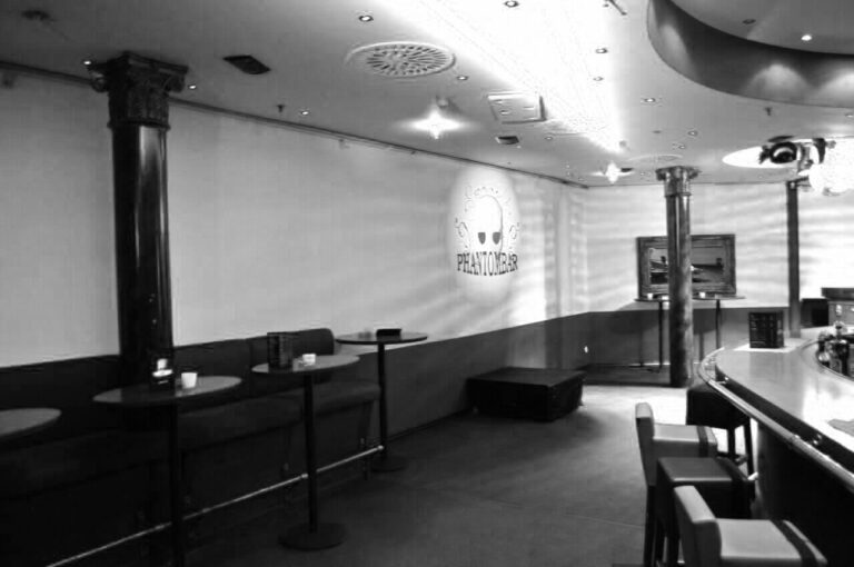 Phantombar-DJ-Station.jpg